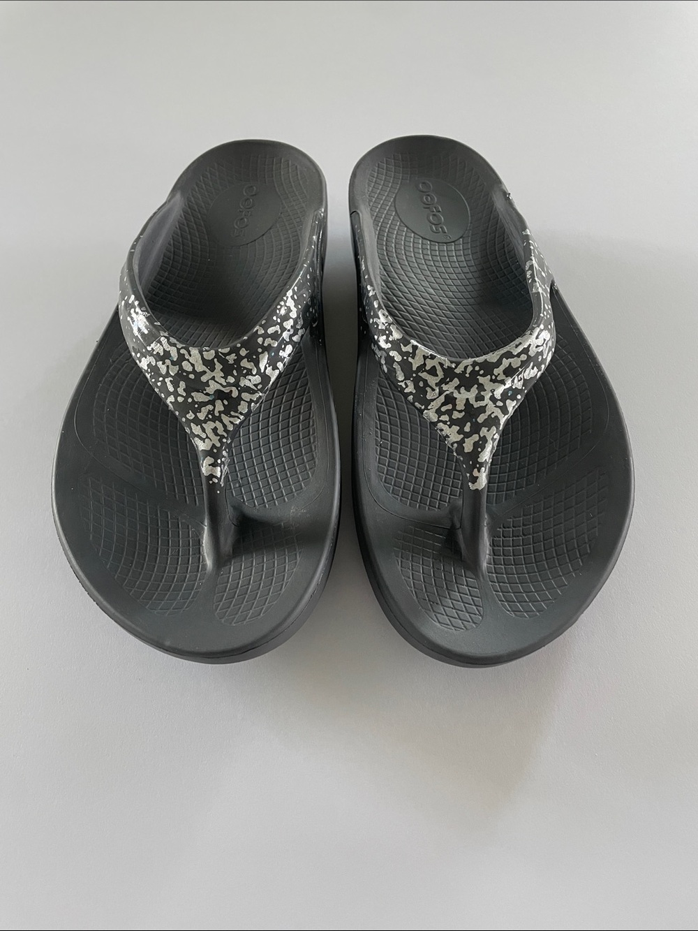 OOFOS NWOT Gray W/Silver Speckles Size 8 - Picture 4 of 9